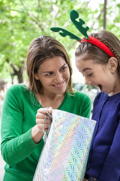 Mother giving  daughter  present — Stock Photo, Image