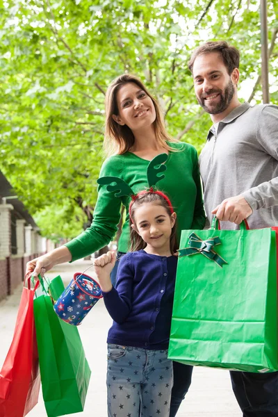 Familjen shopping till jul — Stockfoto