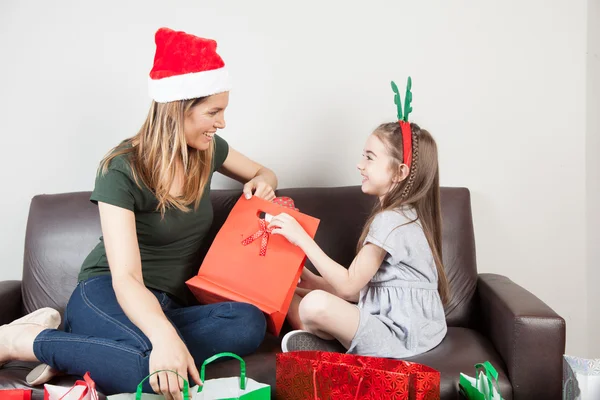 Mother and daughter opening gifts — Stock Photo, Image