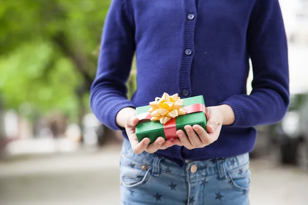 Девушка с подарком на Рождество — стоковое фото