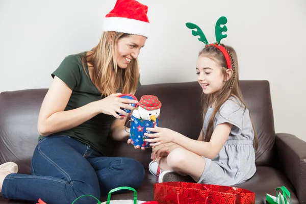 Mother and daughter opening gifts — Stock Photo, Image