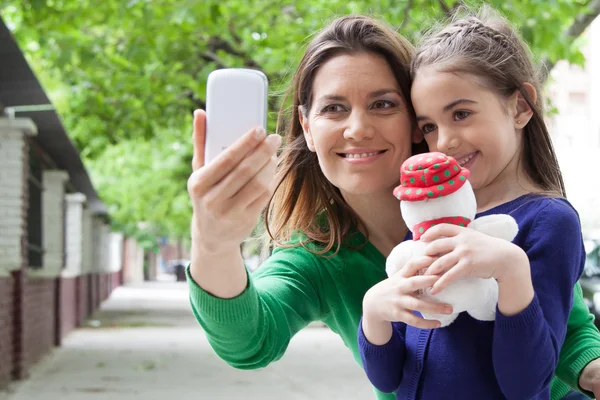 Щаслива мати і дочка роблять фото — стокове фото