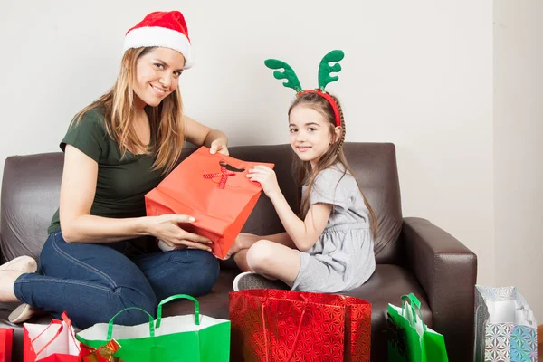 Mother and daughter opening gifts — Stock Photo, Image