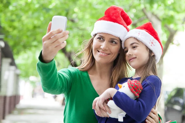 Moeder en dochter nemen van een foto — Stockfoto