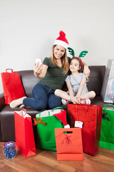 Mãe e filha tirando uma foto para o Natal — Fotografia de Stock