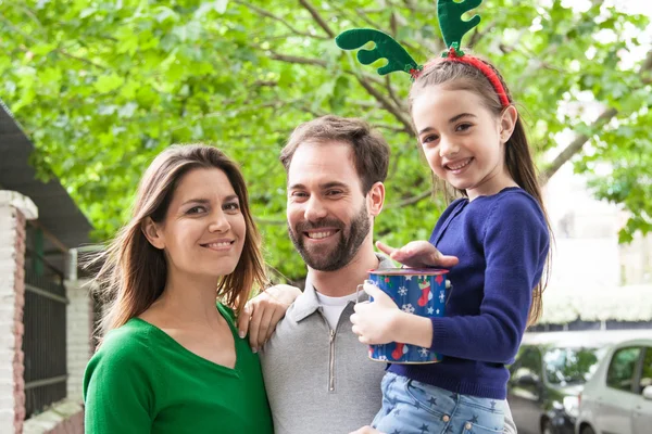 Family shopping for Christmas — Stock Photo, Image