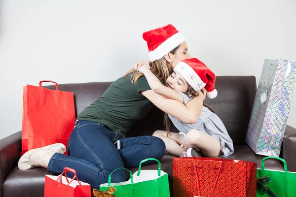 Moeder en dochter vieren — Stockfoto