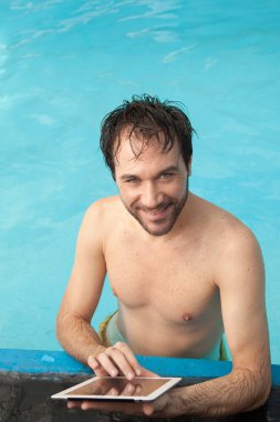 Havuzda dinlenen adam