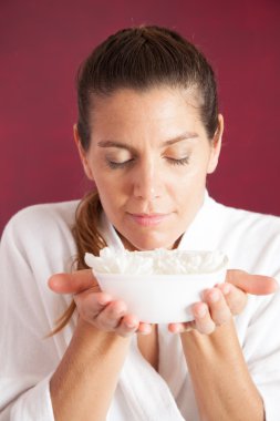 Beyaz çiçekleri tutan kadın