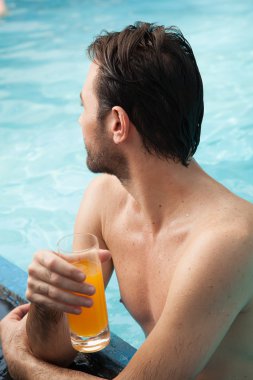 genç adam içme suyu