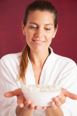 Beyaz çiçekleri tutan kadın