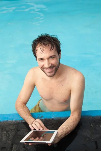 Homem relaxante na piscina — Fotografia de Stock