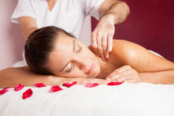 Unga waman får massage — Stockfoto