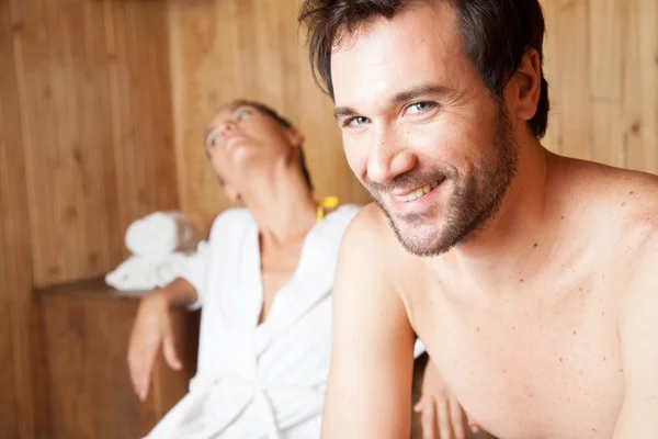 Paar rastet in Sauna aus — Stockfoto