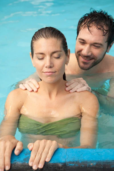 Para relaksująca się w basenie — Zdjęcie stockowe