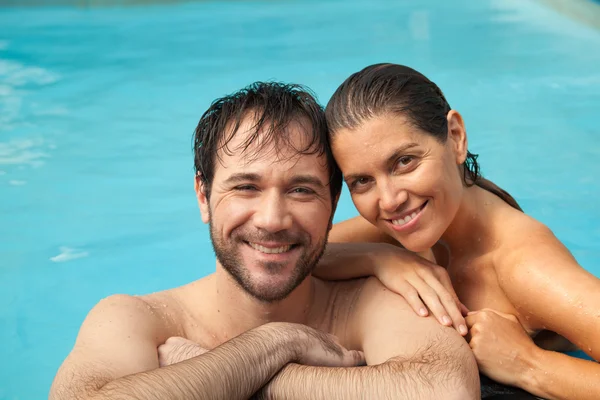 プールで楽しいを持っているカップル — ストック写真