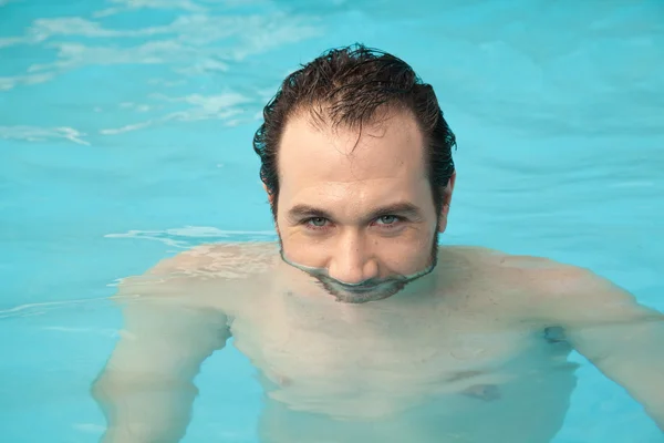 Man relaxing in pool — Stock Photo, Image