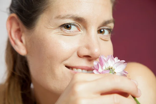 Frau riecht Blume — Stockfoto