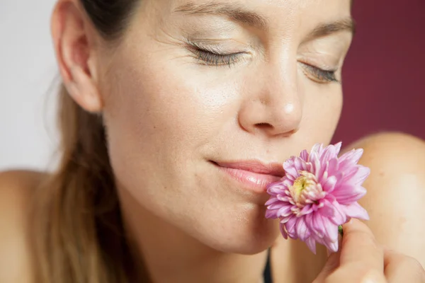 Frau riecht Blume — Stockfoto