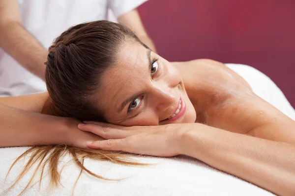 Woman in spa salon relaxing — Stock Photo, Image