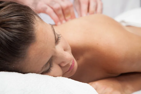 Vrouw gettig massage — Stockfoto