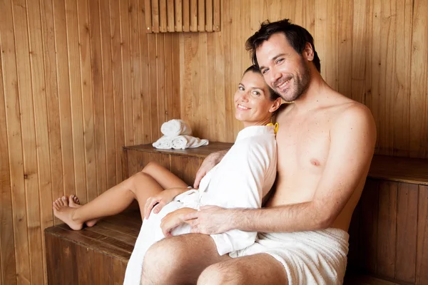 Coppia ralaxing in sauna — Foto Stock