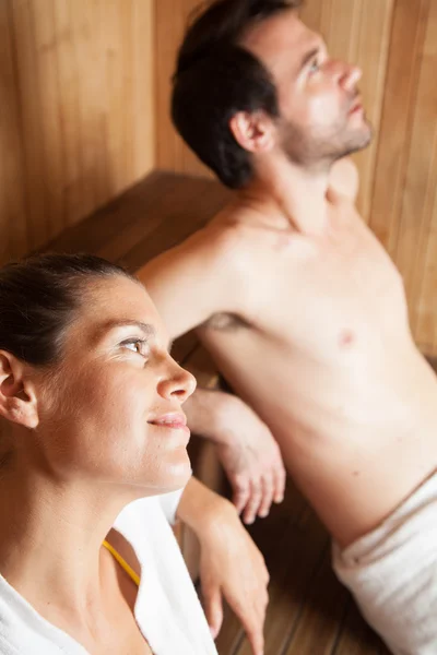 Paar ralaxing in de sauna — Stockfoto