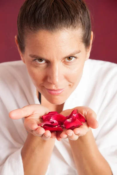 Schöne Frau mit Blütenblättern — Stockfoto