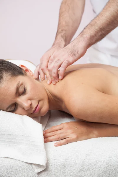 Uomo massaggiare donna — Foto Stock