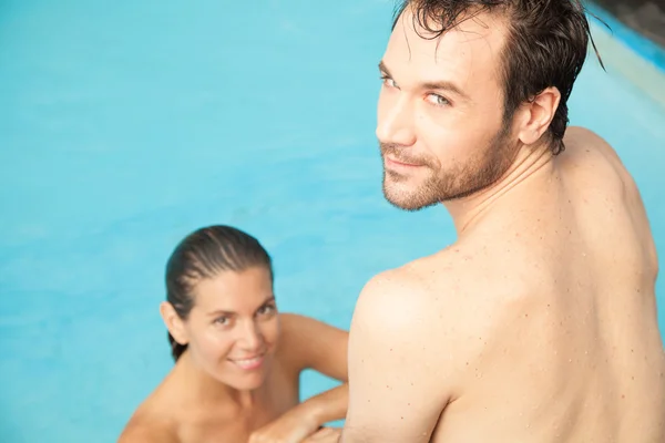 Yüzme havuzunda dinlenen bir çift. — Stok fotoğraf