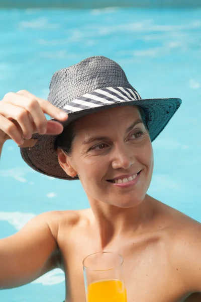 Kobieta w kapeluszu relaks — Zdjęcie stockowe