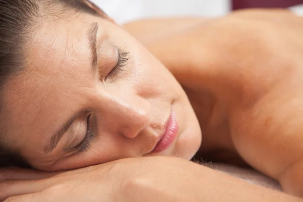 Mujer relajante en spa — Foto de Stock