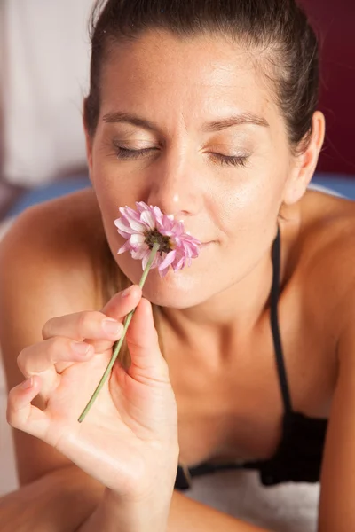 Woman smelling flower — Stock Photo, Image