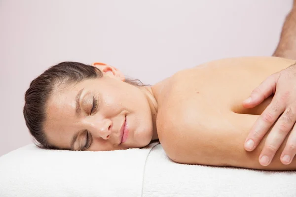 Woman in spa salon relaxing — Stock Photo, Image