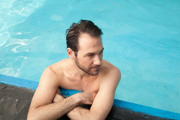 Yüzme havuzunda poz adam