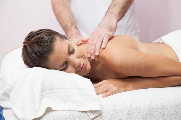 Vrouw gettig massage — Stockfoto