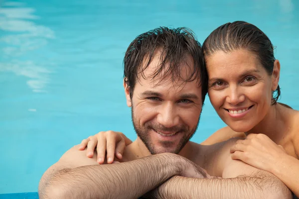 夫妇在游泳池玩乐 — 图库照片