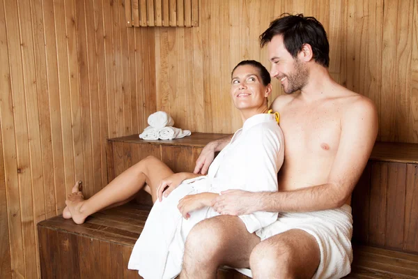 Coppia ralaxing in sauna — Foto Stock