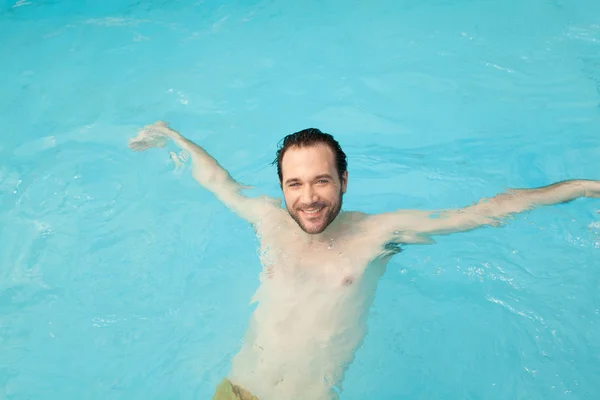 Άνδρας χαλαρώνοντας στην πισίνα — Φωτογραφία Αρχείου