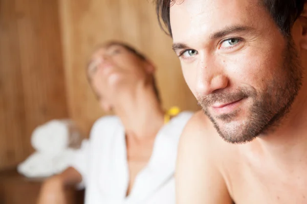 Paar rastet in Sauna aus — Stockfoto