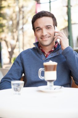 Cep telefonu kullanan adam