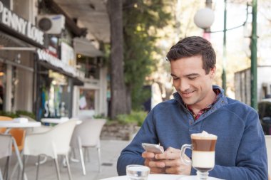 Cep telefonu kullanan adam