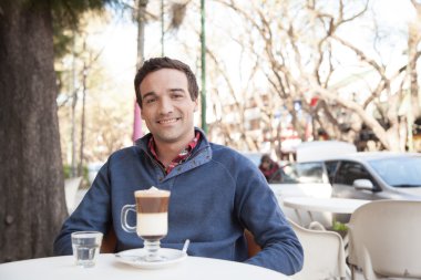 sokakta oturan adam.