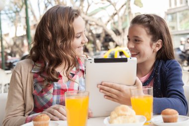 Kızlar tablet kullanma