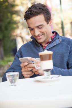 Cep telefonu kullanan adam