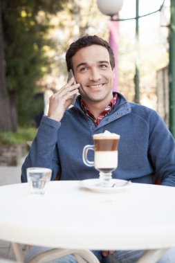 Cep telefonu kullanan adam