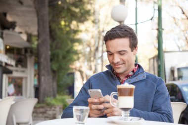 Cep telefonu kullanan adam