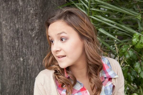 Ragazza in posa all'aperto — Foto Stock