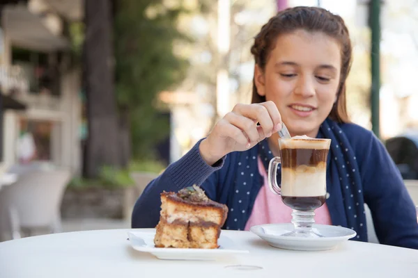 Lány ivóvíz capuccino — Stock Fotó