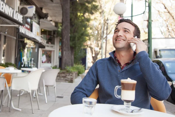 Uomo che usa il cellulare — Foto Stock